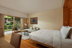 ein Schlafzimmer mit Bett und ein Wohnzimmer in der Unterkunft Padma Resort Legian in Legian + 66 Fotos
