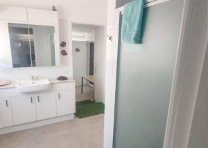 Ένα μπάνιο στο A Golden Barrel +27 φωτογραφίες