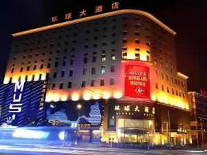 長春市にあるChangchun Global Hotelの前に赤い看板がある建物