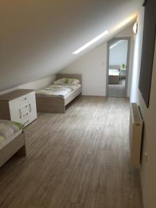 Großes Zimmer mit 2 Betten und einem Spiegel in der Unterkunft Apartment Lidická Slavkov, 4 person in Austerlitz