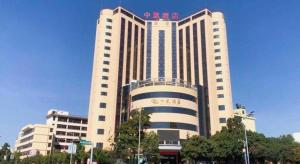 昆明市にあるKunming Zhong Huang Hotelの上に看板がある大きな建物