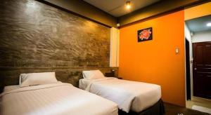 Postel nebo postele na pokoji v ubytování Pornsiri Hotel Sisaket
