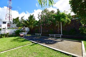 Um jardim em Turquoise Bay Beach Apartments Trou d'Eau Douce