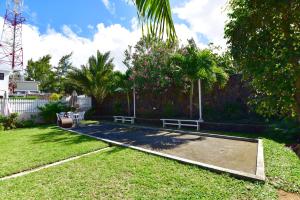 Um jardim em Turquoise Bay Beach Apartments Trou d'Eau Douce