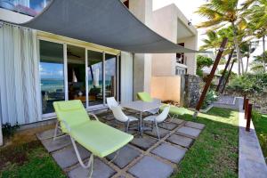 Um jardim em Turquoise Bay Beach Apartments Trou d'Eau Douce