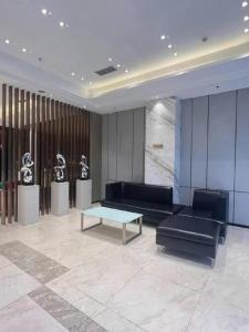 a lobby with a couch and a coffee table at City Comfort Inn Tongren High-speed Railway Station in Tongren