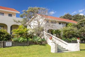 ブルーイーズ・ビーチにあるBlueys Beach Villa Manyana 25の階段のある家