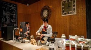 two people standing in a kitchen preparing food at James Joyce Coffetel Luoyang Longmen High-speed Railway Station Baolong Plaza in Luoyang