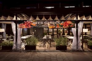 un jardin à bière avec des tables et des chaises et une enseigne dans l'établissement Doutonbori Crystal Exe, à Osaka