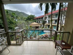 balcone con vista su un hotel e sulla piscina di Baan Karon Resort a Karon Beach