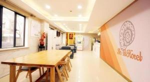 上海市にあるShell Hotel Shanghai Expo Changqing Road Metro Stationの会議室(木製テーブル付)