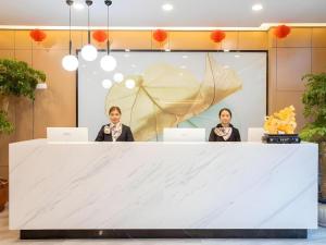 Μέλη του προσωπικού του GreenTree Inn Express Jiangsu Suqian School Yingmadi Road
