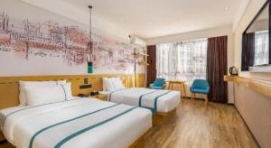 Giường trong phòng chung tại City Comfort Inn Zhanjiang Central People's Hospital High-speed Railway Station