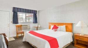 ラスベガスにあるOYO Gateway Motel Las Vegas North Strip/Fremont St. Areaの大きなベッドと窓のある寝室