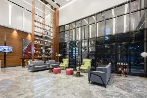 un hall d'entrée avec des canapés et des chaises dans un bâtiment dans l'établissement Borrman Hotel Chongzuo Guangxi Normal University for Nationalities, à Buli