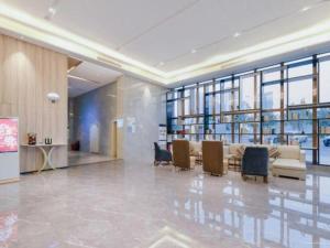 - un hall avec un coin d'attente doté de canapés et de chaises dans l'établissement Borrman Hotel Chongzuo Guangxi Normal University for Nationalities, à Buli