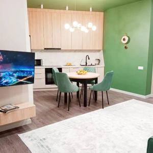 una cucina con un tavolo e sedie in una stanza di Red and Green a Astana Altre 16 foto