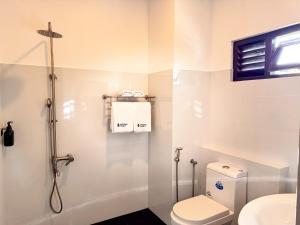 ミリッサにあるSantino Villageのトイレとシャワー付きの白いバスルーム