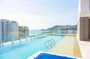 a large swimming pool on top of a building at Apto Premium con vista al Mar en Pozos Colorados in Playa Bello Horizonte