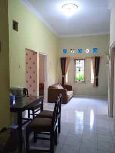 ein Wohnzimmer mit Tisch und Couch in der Unterkunft POTT Homestay in Godean