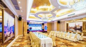 a banquet hall with white tables and white chairs at SHANGJINGHAO HOTEL （SAKATA SNOW ELEPHANT SUBWAY STATION SHOP） in Lung Wa