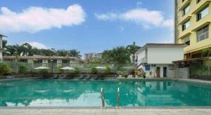 una gran piscina frente a un edificio en Home2 Suites by Hilton Xishuangbanna, en Jinghong