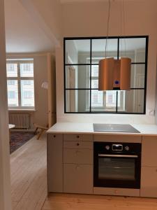 Kuchyň nebo kuchyňský kout v ubytování TAKA-TÖÖLÖ - a Stylish Urban Hideaway