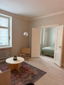 Postel nebo postele na pokoji v ubytování TAKA-TÖÖLÖ - a Stylish Urban Hideaway