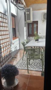 Habitación con patio con mesa y sillas. en La Sal Home Toledo, en Toledo 21 fotos más
