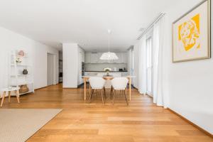 une cuisine et une salle à manger avec une table et des chaises dans l'établissement DESIGN APARTMENT 1 !Gratis parken, Free Parking!, à Kreuzlingen
