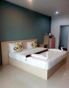 パトンビーチにあるKim Lung Airport Hotelの白鳥が飾られた大きな白いベッドのある寝室 +49枚の写真