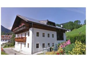 ein weißes Haus mit Balkon auf einem Hügel in der Unterkunft Residence Tamperhof in Innichen