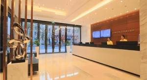 a lobby with two people sitting at a reception desk at City Comfort Inn Zhongshan Nanqu Subdistrict Yong'an Square in Huancheng