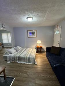 Ένα ή περισσότερα κρεβάτια σε δωμάτιο στο cozy home away from home