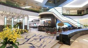 廈門市にあるXiamen Jingmin Central Hotelのエスカレーターとヘアサロンのあるロビー