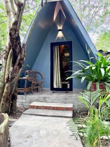 Un jardín fuera de River Nest Hostel