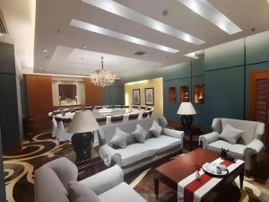深セン市にあるHongfeng Hotel Nanshan Branchの白いソファとテーブルのあるリビングルーム +252枚の写真