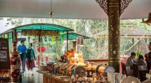 un groupe de personnes autour d'un bar dans un restaurant dans l'établissement Tao Garden Health Spa & Resort, à Ban Thung Ma Nieo