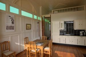 cocina con mesa y sillas en una habitación en Halte Sint-Gerlach Holiday Home en Valkenburg