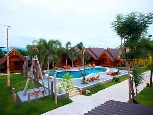 un'immagine di una piscina in un resort di Srisawat Resort a Hua Hin