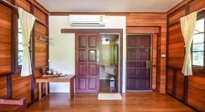 un bagno con porta viola e lavandino di Nicslongstay Hotel a Ban Kom Altre 194 foto
