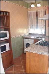 cocina con lavadora y lavadora en Chalet Vigía 114, en Conil de la Frontera