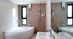 een badkamer met een bad, een toilet en een wastafel bij Siamgrand Hotel in Ban Nong Saeng +47 foto's