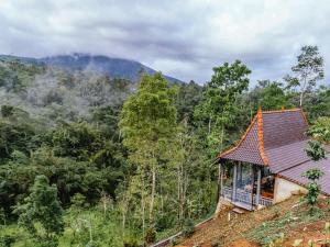 una casa en la cima de una colina en un bosque en Shankara Forest Haven Villa by AGATA, en Jatiluwih