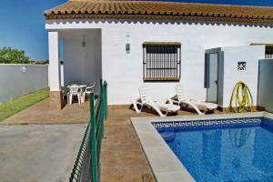 Villa con piscina y casa en Chalet Arroyo Peñuelas 41, en Conil de la Frontera