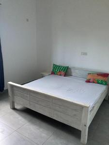 Postel nebo postele na pokoji v ubytování Jabari Homes