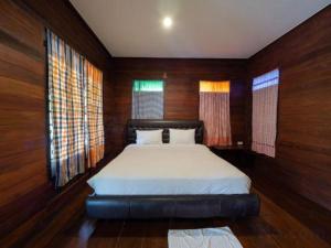 Postel nebo postele na pokoji v ubytování The Frog Khao Yai Resort