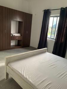 Postel nebo postele na pokoji v ubytování Jabari Homes