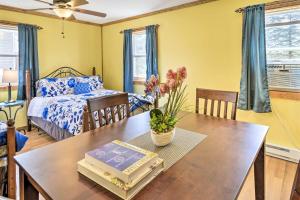 a living room with a table and a bed at Quadruple Family Suite Autumn Midweek - 35 Off Promo! in Pleasant Mount
