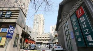 una via cittadina con edifici e auto sulla strada di Jinjiang Inn Nanjing Xinjiekou a Nanjing